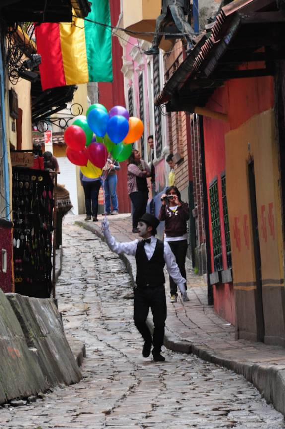 Pequena rua na região da Candelária, em Bogotá, na Colômbia